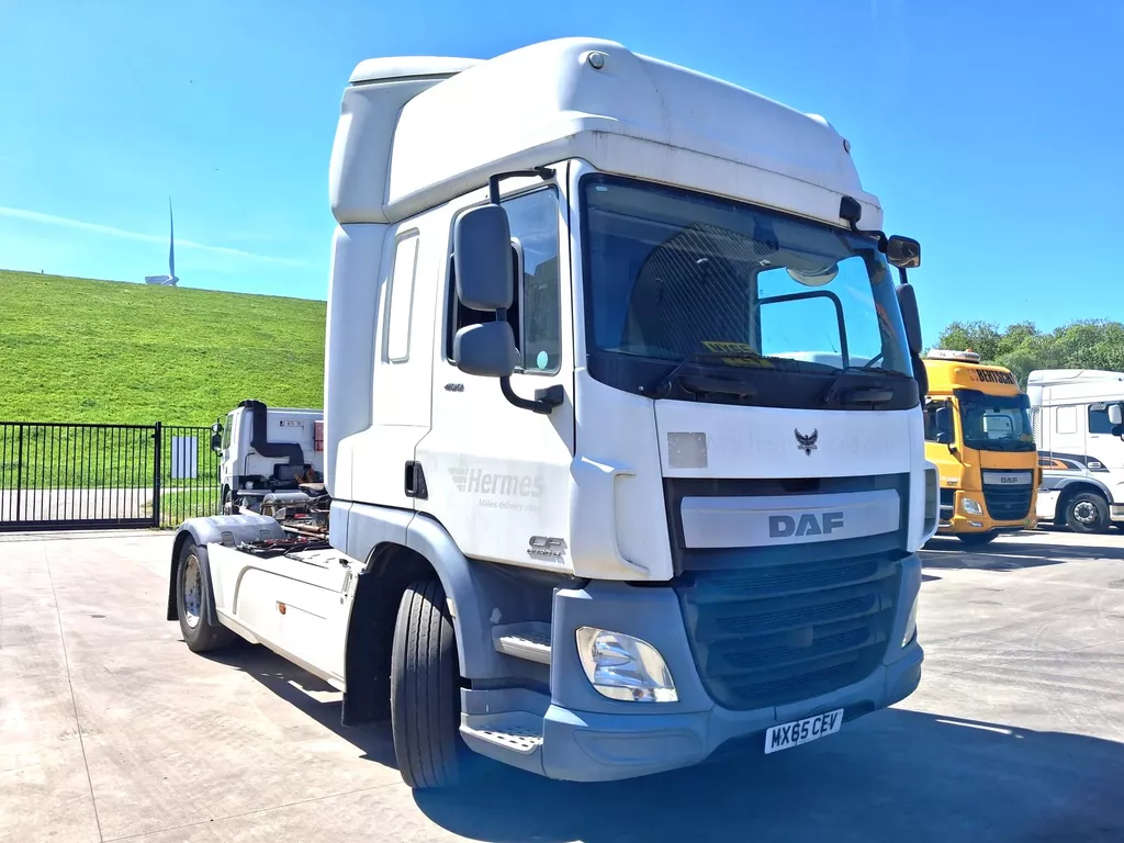 DAF 400 CF * SuperSpaceCab * RHD Truck * 1 x Bed *